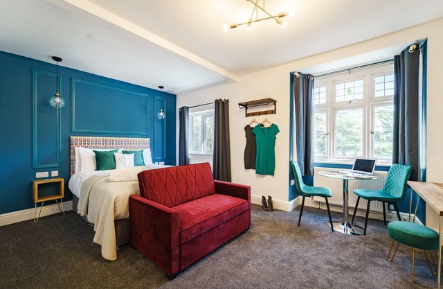 Deluxe King suite with sofa bed