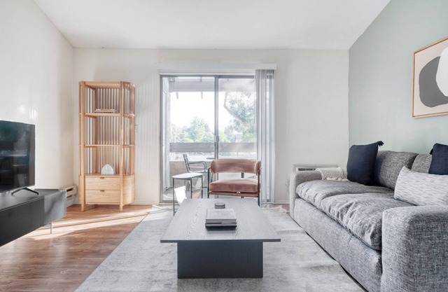 Deluxe Mountain View 1BR w/Gym, Pool & W/D, nr downtown, by Blueground