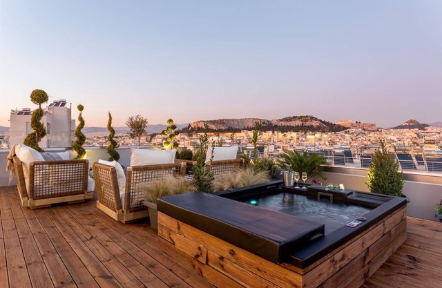 Deluxe Penthouse with Acropolis View & Jacuzzi