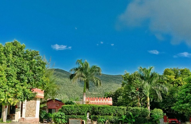 Deluxe Room @ Resorts in Pushkar Close to Lake and Market