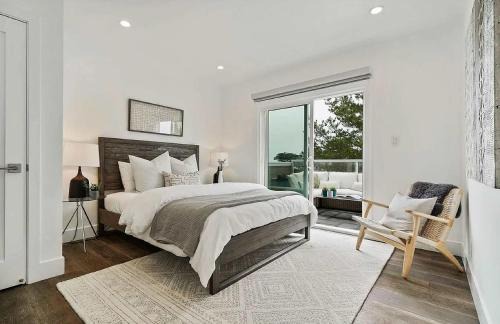 Deluxe Room with Private Bathroom & Fast WiFi