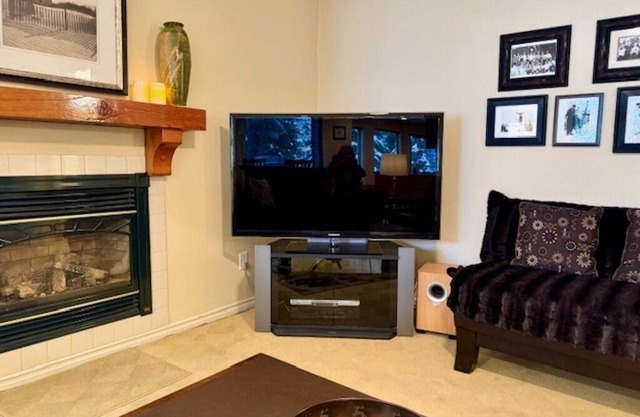 Deluxe Suite w/BBQ, Hot Tub, Laundry - Just minutes walking to village