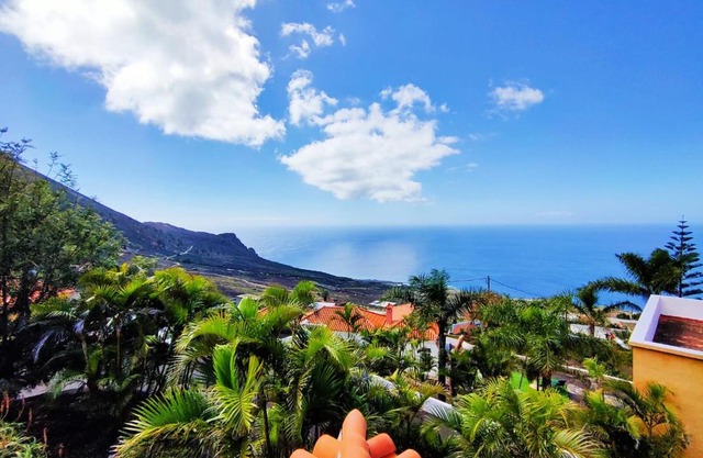 Deluxe suite with direct view of the Atlantic Ocean, pool
