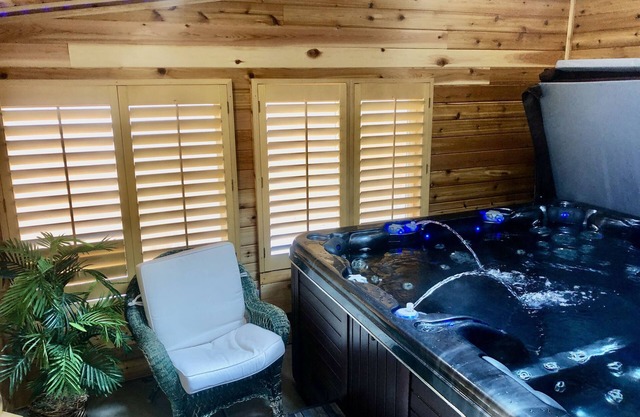 Denver Blue Bear Den: Private 3 Bedroom DTC Apartment & New Cedar Spa Room!