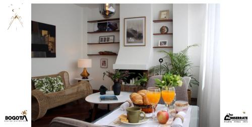 Depa Monserrate - Charming Historic Nest with Breathtaking Mountain Views - Apartaestudio