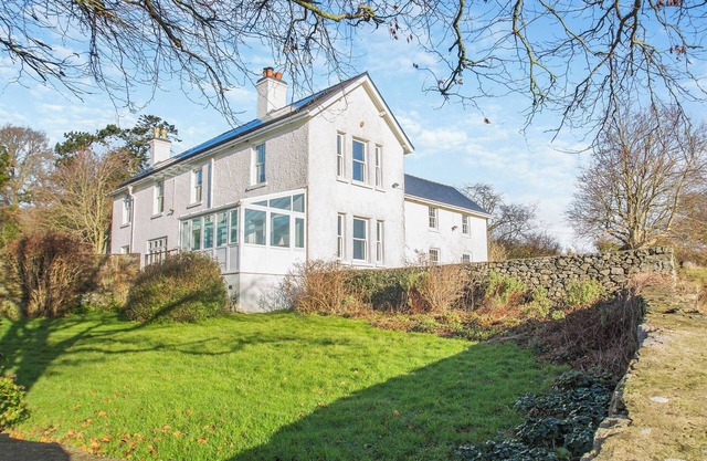 Derwas is a beautiful space for up to eleven guests to call home.