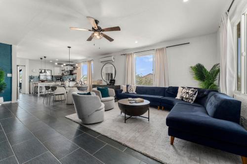 Desert Artist Oasis- Firepit - Spa - 5 min to Joshua Tree