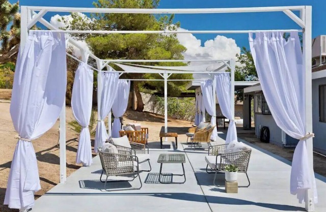 Desert Dream Oasis - KING Suite, Cabana, Hot Tub, Fire Pit, BBQ, Disney+