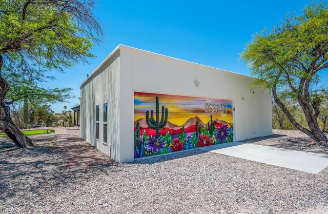 Desert Lux! Peaceful/private+2 minutes from prime Foothills shopping/dining