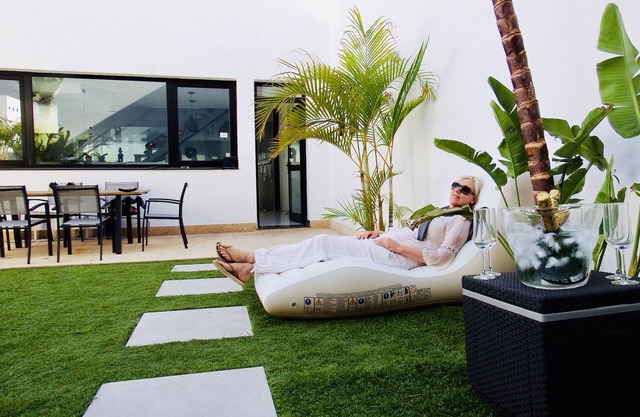 Design home with private hot tub in between mountain & ocean, South Tenerife