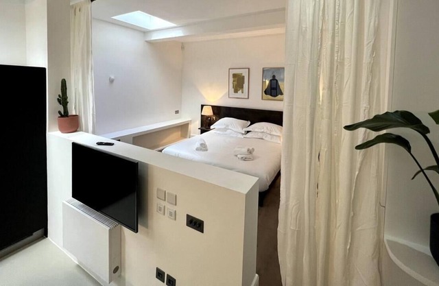 Design led 1 bedroom flat in buzzing Queens Park