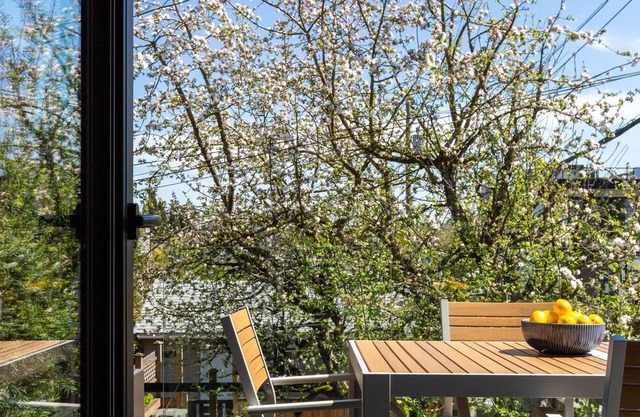 Designer 2Bdr Coach House 10 Minutes from beautiful beaches and UBC!