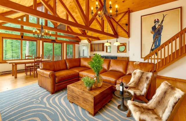 Designer 4-bedroom house in charming Stratton home sleeps 12.