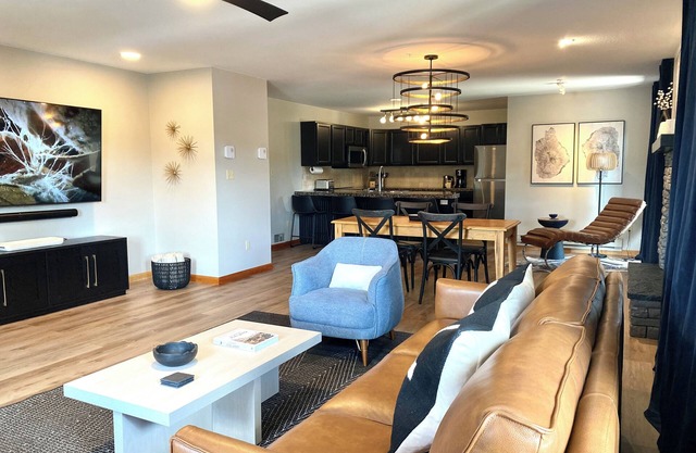 Designer Condo #3: Views, Hot Tub, Fireplace, 75" & 55" TVs, Sonos, Town/Ski Bus