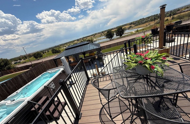 Designer Home. Lake View. Amazing Patio. Heated Swim Spa Pool & Hot Tub