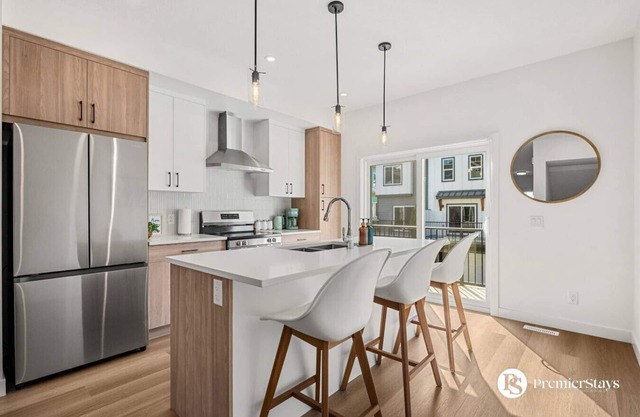 Designer-Inspired Home » King Bed » Garage » AC #21