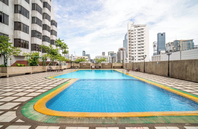 Designer 2BR apt w/WiFi, record player, game console in CBD Bangkok
