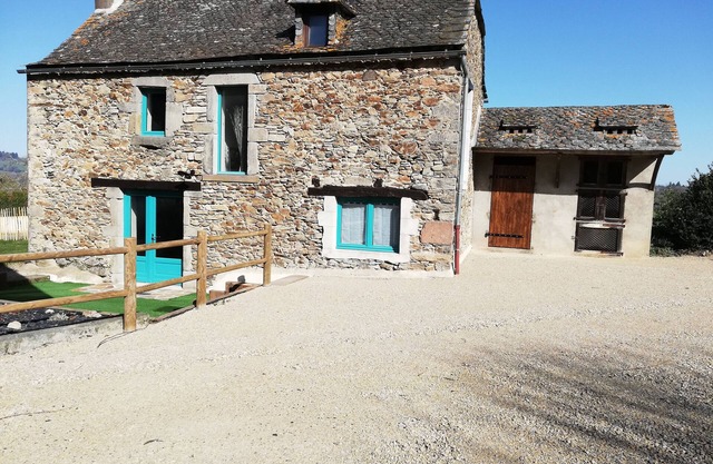 Detached 19th-century farmhouse in the Ségala region of Aveyron