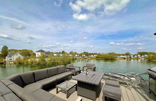 Detached 4 Bed, 3 Bath Lakeside Lodge. Sleeps 8. Hot Tub. The Cotswolds Lakes.