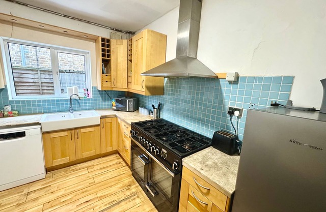 Detached 4beds - Windsor, Heathrow & London Access