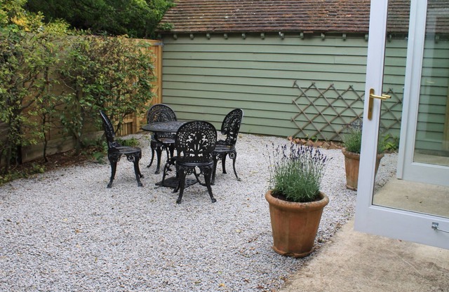Detached Cabin With Loft. Sleeps 4. Quirky Modern Style. Woodland Walk To Beach
