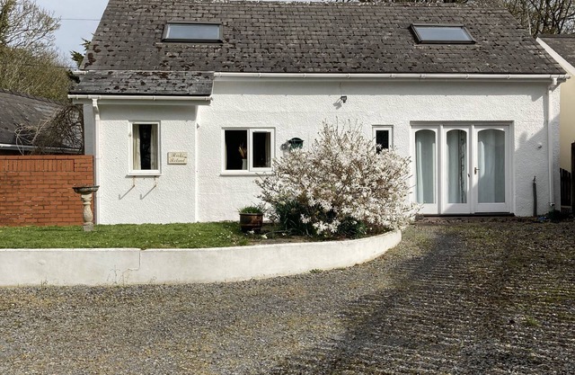 Detached Cottage In Pembrokeshire Coast National Park, one mile from beach