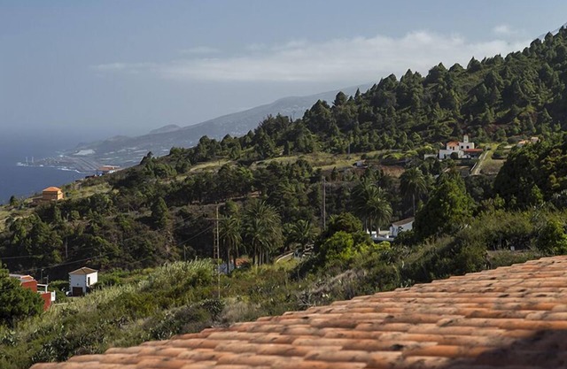 Detached cottage with two terraces and views of sea and mountains