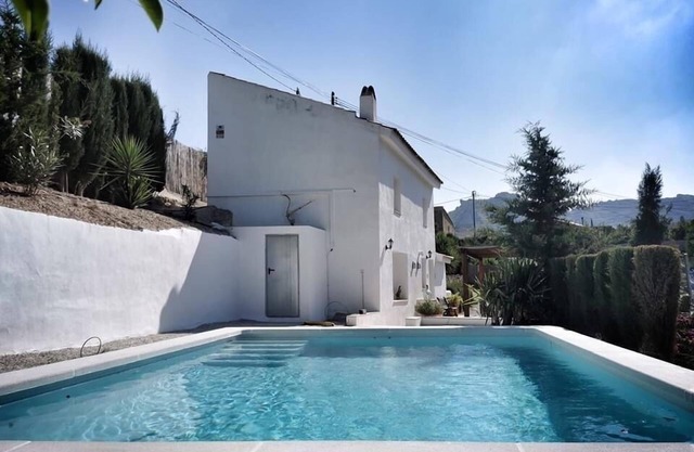 Detached country house with private pool, gardens & parking, perfect for family