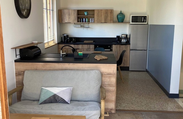 Detached house on fenced garden with trees 150m from the beach!