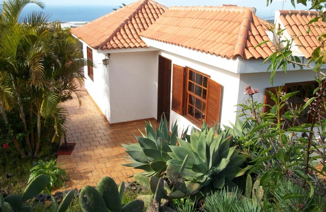 Detached house with large garden and sea views Los LIanos within walking distance
