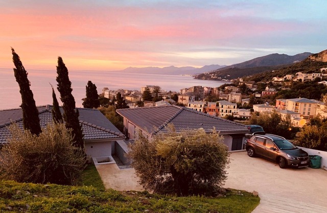 Detached villa - 2 south-facing terraces - Exceptional sea view - 5 minutes from the beach