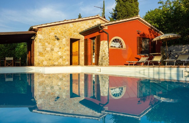 Detached villa with private pool for 5 people