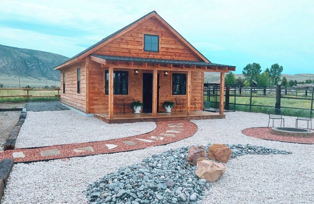Diamond Creek Cabin- newly finished, pet friendly, close to Cody