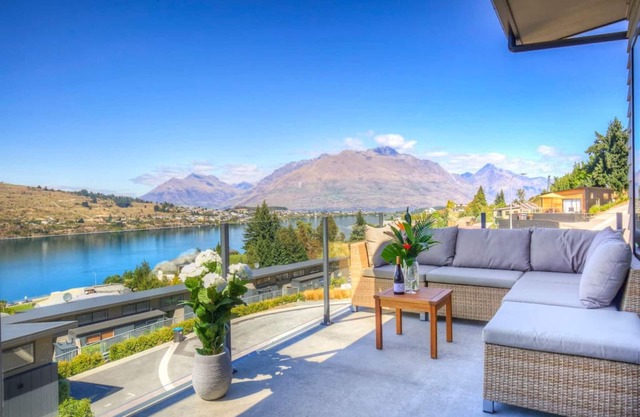Diamond View Retreat | Expansive Mountain and Lake Views | Single Storey