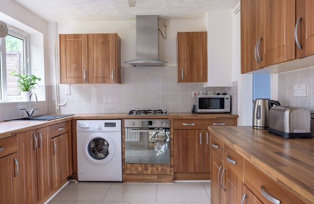 Dickens House- Beautiful 3BR Close 15min from Gatwick