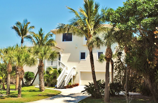 Direct Ocean Front 5 bedrooms, 5 baths, all ensuite, in Melbourne Beach!