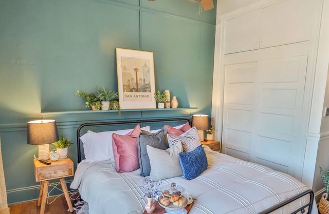 Directly on Riverwalk/King