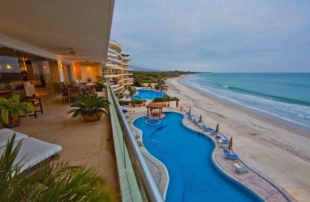 DIRECTLY on the Beach, Luxury and Comfort! Perfect for your family.