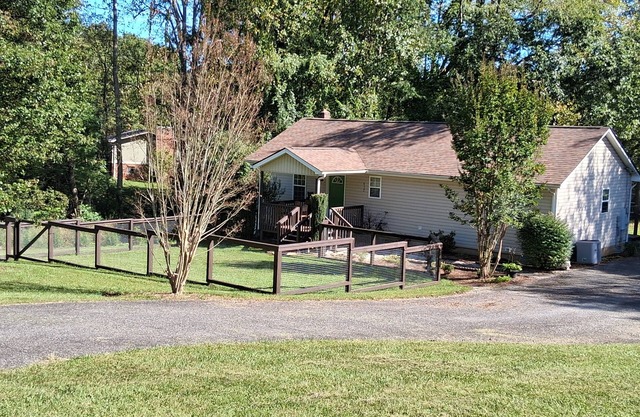 DISCOUNT Nov Private home convenient to everythingnWNC AgCntr,Airprt,DT & more