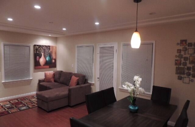 Discounted Prices! 15 min. to Hollywood and Beaches. In the heart of LA.