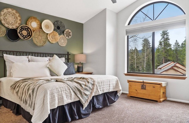 Discounted Remaining Summer! Hot Tub+Shuttle+Bunks