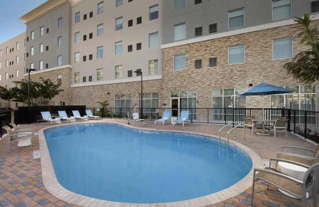 Discover Miami Elegance! Free Breakfast, Outdoor Pool, Pet-friendly!