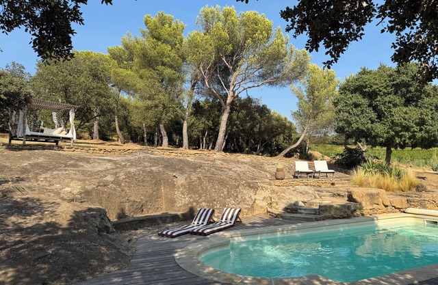 Discover our charming mas with swimming pool for rent in Provence.