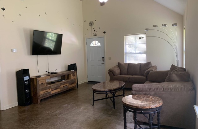 Discover Oxford Charm, Just A Quick 5-min Drive To University of Mississippin