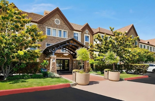 Discover San Diego: Comfortable Suites w/Pool, Breakfast & Pet-Friendly Stay!