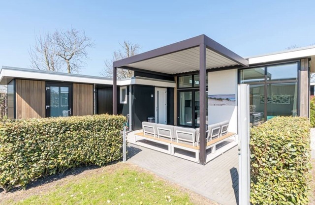 Discover this beautiful L-shaped chalet with a covered, sheltered terrace and a lovely lounge set. T