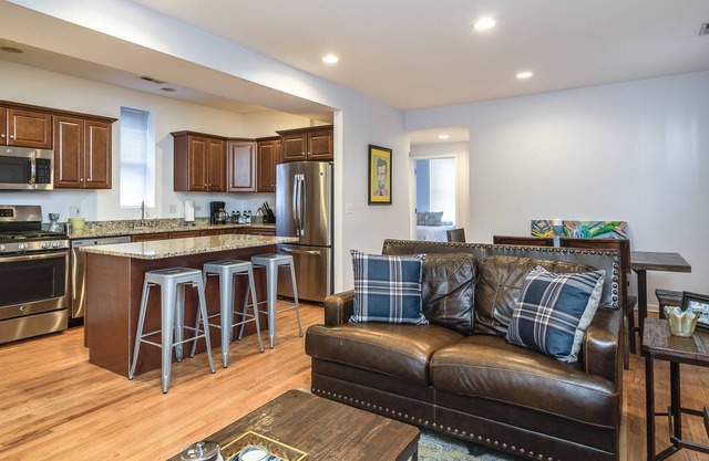 Diversey #2 Lincoln Park-Short walk to Wrigley, Lincoln Park and The Beach!