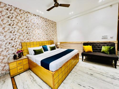 Divine Inn Hotel Near Rajouri Garden Main Market