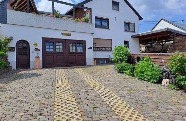 Do-Meyer-Fewo 1 & 2 - Pet-friendly apartments for up to 12 guests in Lieg