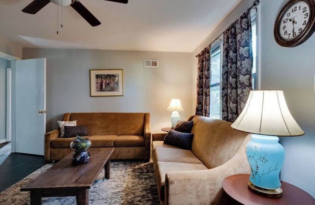 Dock&Volleyball! Near Downtown - Royal Aubergine